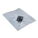 یک قطعه الکترونیکی سیاه رنگ، 3f3e05fe-66ea-4286-8933-75f6e95f16aa، در یک کیسه پلاستیکی شفاف ضد الکتریسیته ساکن مهر و موم شده است و روی یک پس زمینه سفید ساده قرار می گیرد.