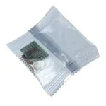 یک d84ff12e-bdf1-4856-97b4-41b952d569d0، شبیه OptoCounter، تا حدی در داخل یک کیسه ضد الکتریسیته ساکن و منعکس کننده قابل مشاهده است. طراحی پیچیده این قطعه شامل یک برد مدار سبز رنگ با اتصالات فلزی است.